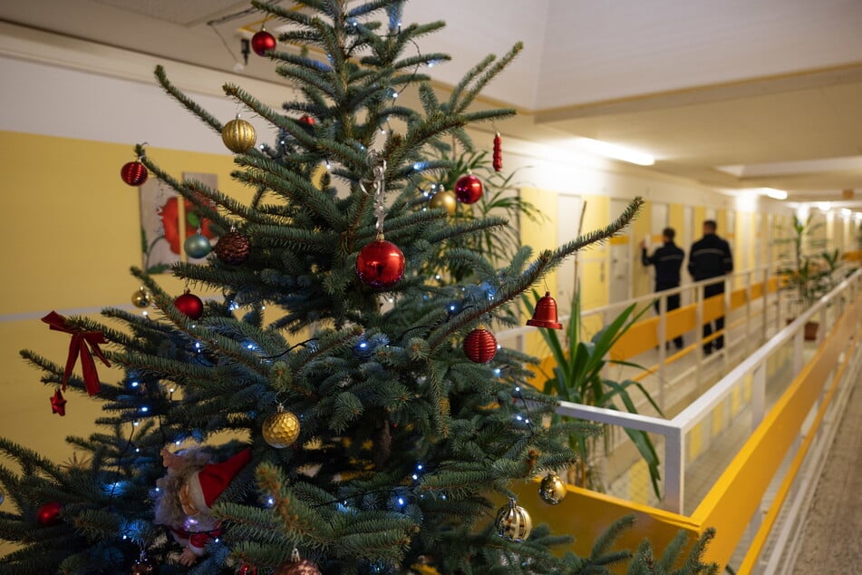 Weihnachten ist auch im Knast. In vielen Vollzugsanstalten stehen geschmückte Christbäume.