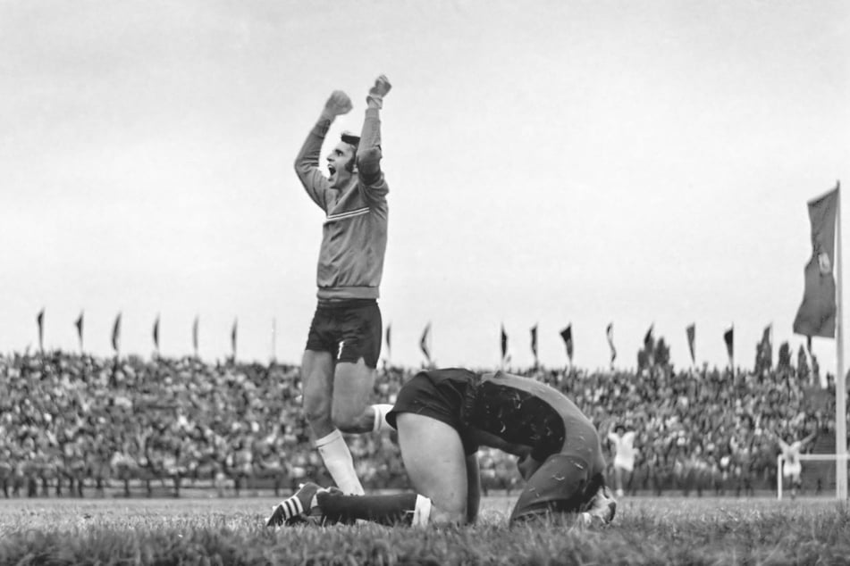 Eines der ikonischsten Sportfotos der DDR, geschossen vom Fotografen Frank Kruczynski. Jürgen Croy nach seinem verwandelten Elfmeter im FDGB-Pokalfinale 1975 in Berlin gegen Dynamo Dresden in Jubelpose. Dynamo-Torhüter Claus Boden am Boden. (Archivfoto)