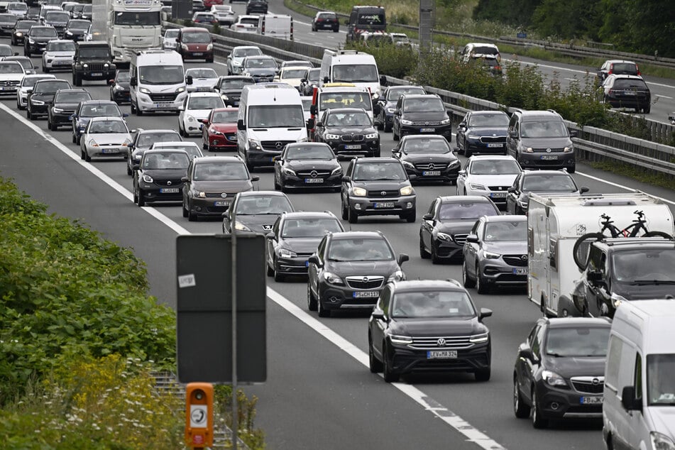 Die Unfallstelle sorgt für einen Stau mit längerer Wartezeit. (Symbolbild)