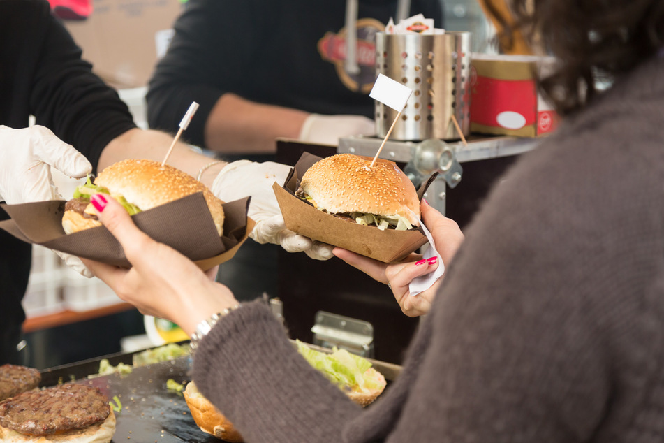 Burger, Cocktails und vieles mehr erwarten euch am Samstag und Sonntag auf Europas größtem Street Food Festival am Kohlrabizirkus. (Symbolbild)