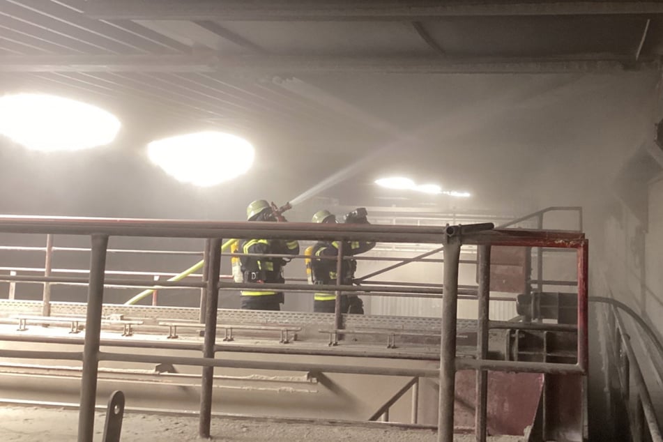 Die Feuerwehr München beim Einsatz in einem Heizkraftwerk nördlich der Landeshauptstadt.