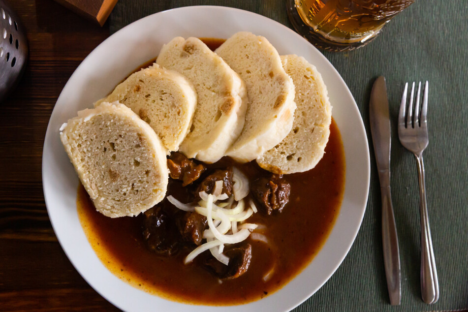 Klassisches Gulasch mit Knödeln wartet schon.