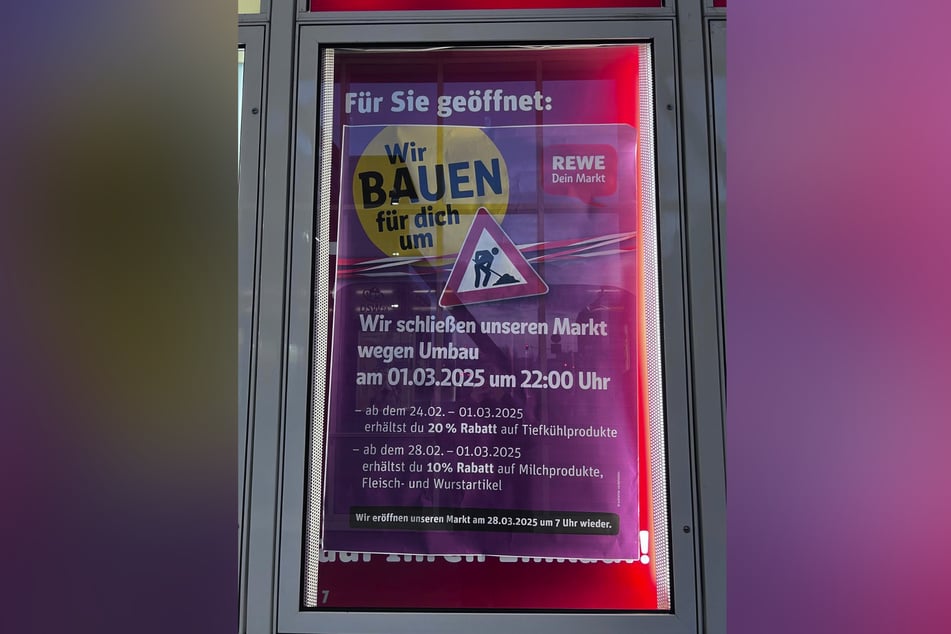 Das REWE Center weist die Kunden mit diesem Plakat auf die anstehende Schließung hin.