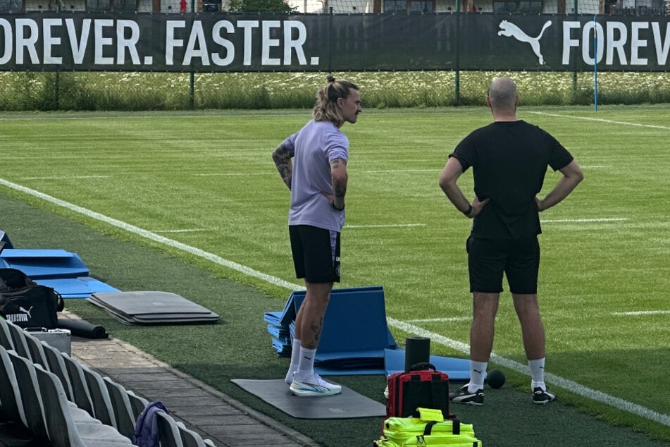 Der noch verletzte Jackson Irvine (32) macht abseits des Rasens seine Reha-Übungen.