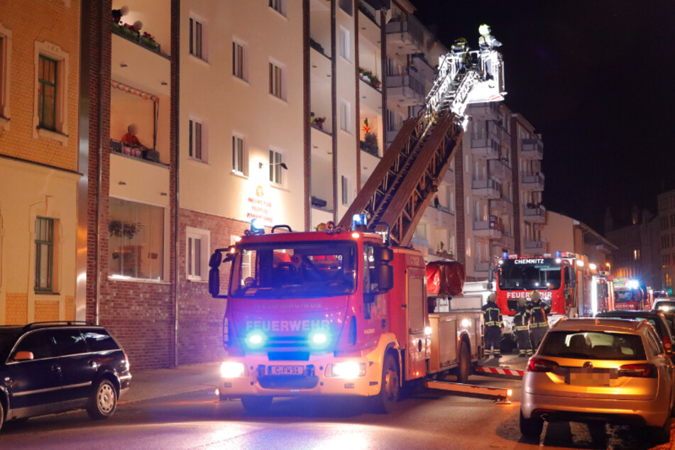 Chemnitz: Chemnitzer Feuerwehr rückt wegen Rauch aus, doch die Ursache ist völlig harmlos