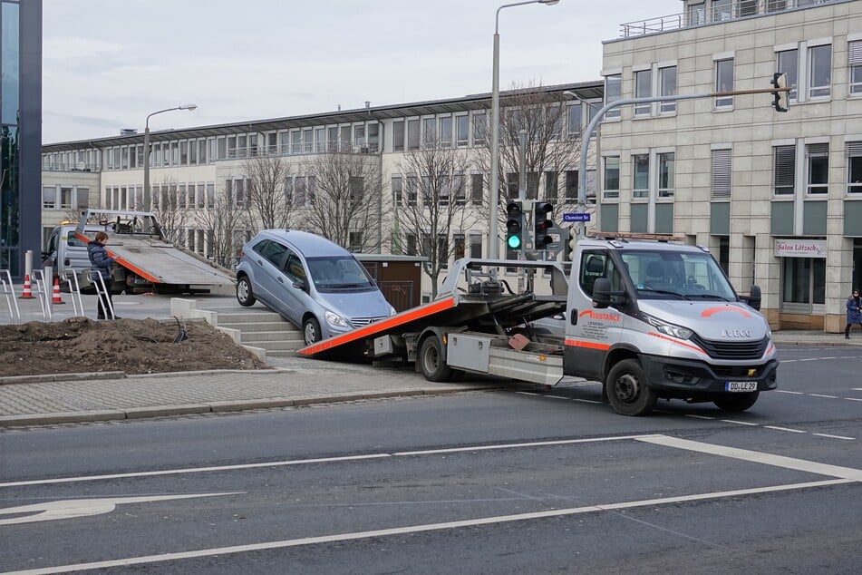 Zwei Fahrzeuge des Abschleppdienstes waren vonnöten, um das Auto von der Treppe zu bergen.