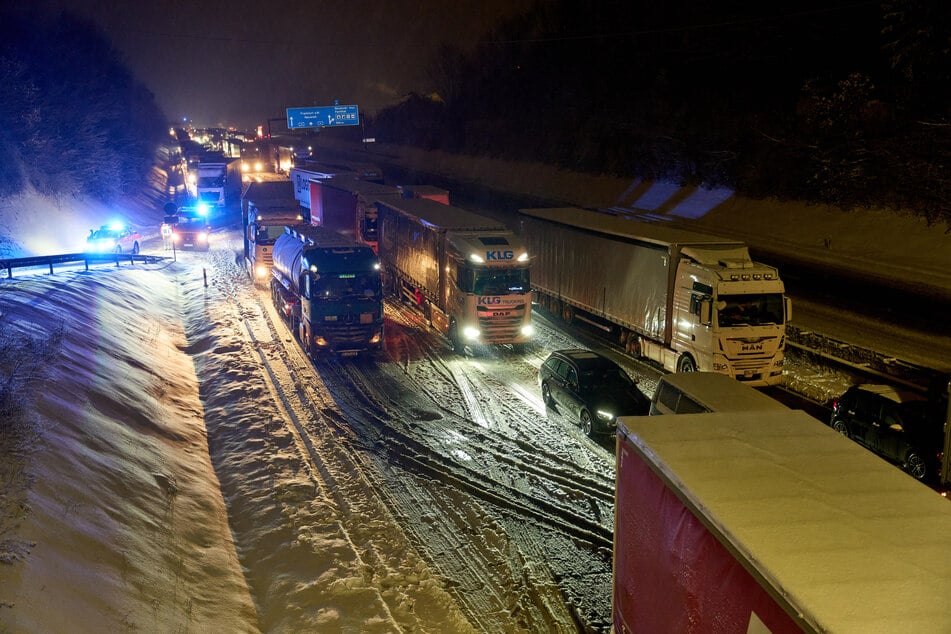 Köln: Bus- und Bahn-Verkehr in Köln nach Schneewalze noch gestört - Chaos auf der A3