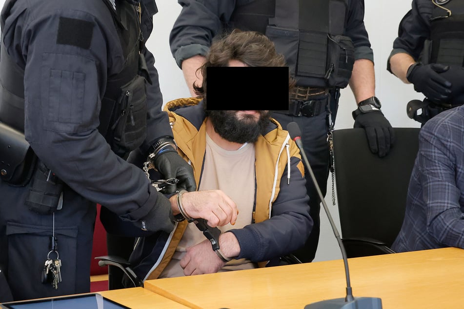 Habib A. (24) brachte seinen Mitbewohner (†27) um und verging sich anschließend an der Leiche. Im Knast macht er einfach weiter und belästigt Mitgefangene.