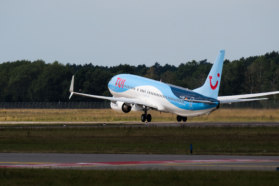 Eine Boeing 737-800 der Tuifly startet am Flughafen Hannover.