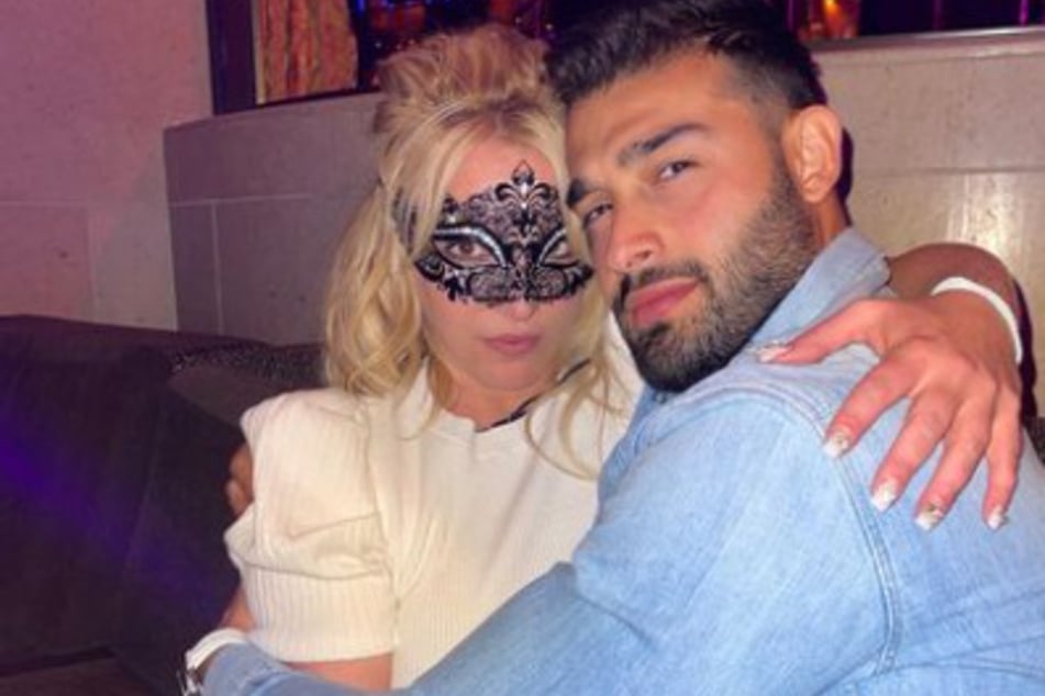 Britney Spears (l.) and Sam Asghari (r.) strike a pose while enjoying their time in Las Vegas.