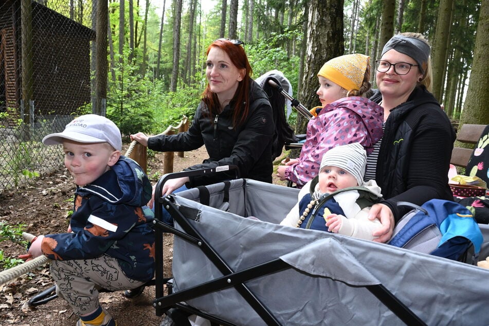 Das Gelände ist besonders bei Familien beliebt. Im Bild die Mamis Julia Pitzing (35, l.) und Michelle Kiesel mit ihren Kindern Eddy (4), Lotta (4) und Moritz (7 Monate) im Bollerwagen.