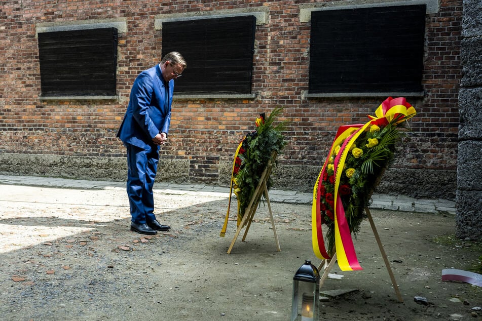 Thüringens Ministerpräsident Bodo Ramelow (66, Linke) gedenkt der Opfer der europäischen Sinti und Roma, die im KZ Auschwitz-Birkenau ermordet wurden.