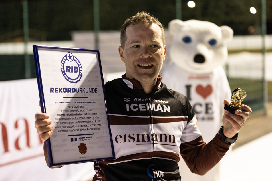Erst im März dieses Jahres absolvierte Ultra-Athlet Dirk Leonhardt (40) den längsten Triathlon auf Eis und wurde dafür mit der Rekordurkunde belohnt.