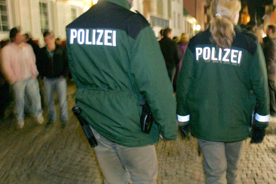 Bei einem nächtlichen Infostand der "Jusos" sind am Wochenende mehrere Wahlhelfer verletzt worden. Die Polizei ermittelt.