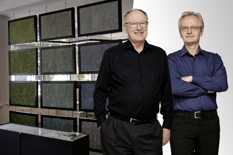Alter ist kein Hindernis: Wolfgang Coutandin (70, l.) und Bernd Wacker (55) produzieren als "Jungunternehmer" bio-ökologische Weichschaumstoffe. Die umweltfreundlichen Weichschaumstoffe dienen auch als Schallschutz in Innenräumen.