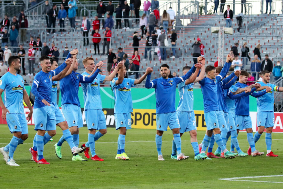 The players of SC Freiburg cheer after the 1-0 victory in the DFB Cup against the Würzburger Kickers in the Flyeralarm Arena.