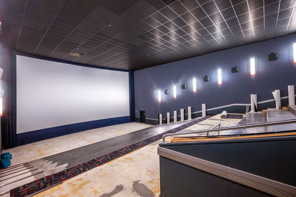 So leer wird es hier nicht bleiben: In wenigen Tagen bekommt dieser Saal sein Kino-Feeling mit neuem Mobiliar wieder.