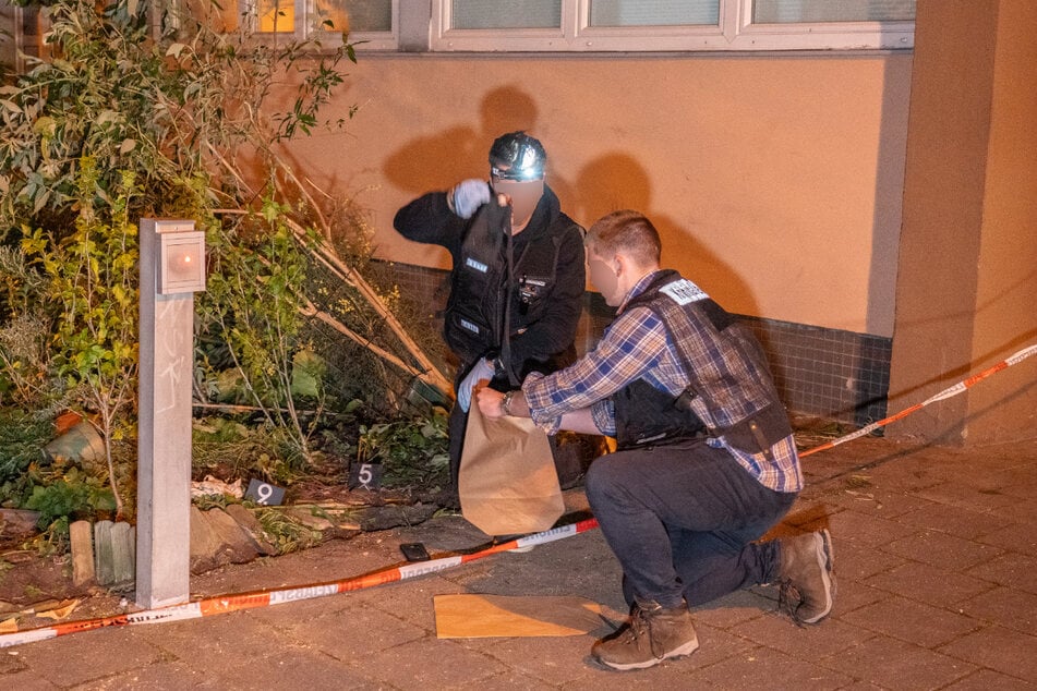 Ermittler der Kriminalpolizei sichern Spuren am Tatort. Um den Ablauf des Geschehens zu klären, werden Zeugen gesucht.