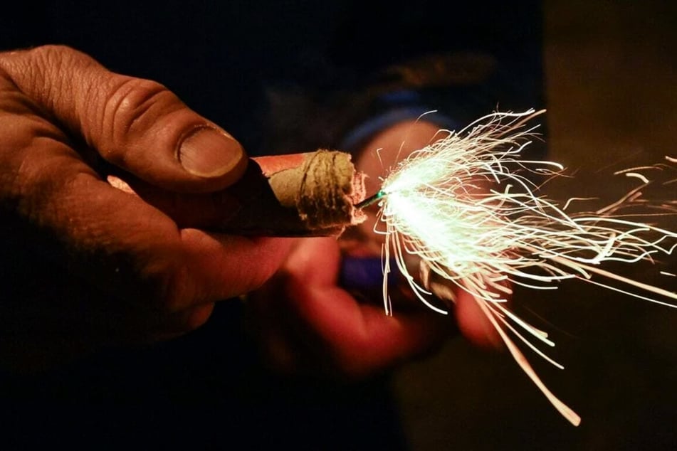 Im Thüringen wurden zwei Männer während der Silvesternacht durch explodierende Feuerwerkskörper schwer verletzt. (Symbolbild)