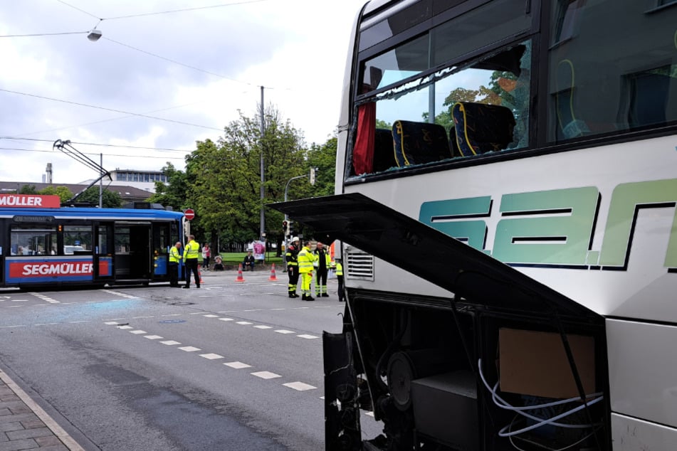 Der Reisebus war nach dem Zusammenstoß nicht mehr fahrbereit.