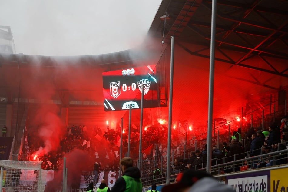 Der BFC-Anhang sorgte für eine mehrminütige Spielunterbrechung, nachdem Feuerwerk den Weg von den Rängen auf den Platz gefunden hatte.