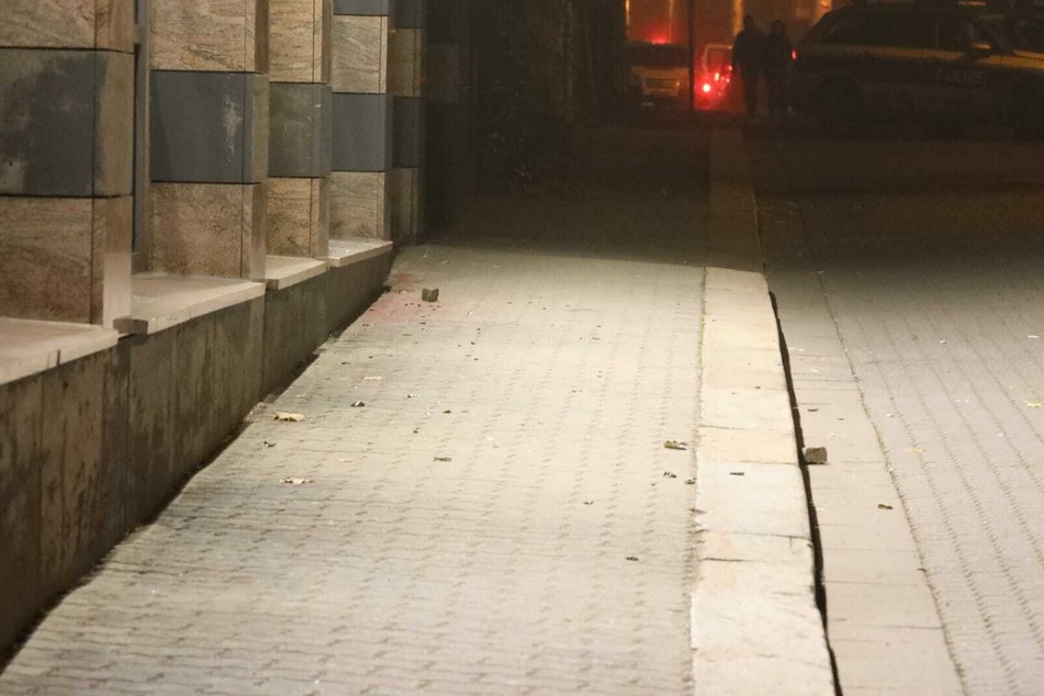 In der Nacht zum Samstag flogen Steine auf die Polizeiaußenstelle in Connewitz.