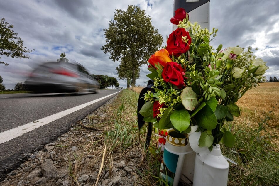 Freunde und Angehörige haben an der Unglücksstelle Blumen und Kerzen zum Gedenken niedergelegt.
