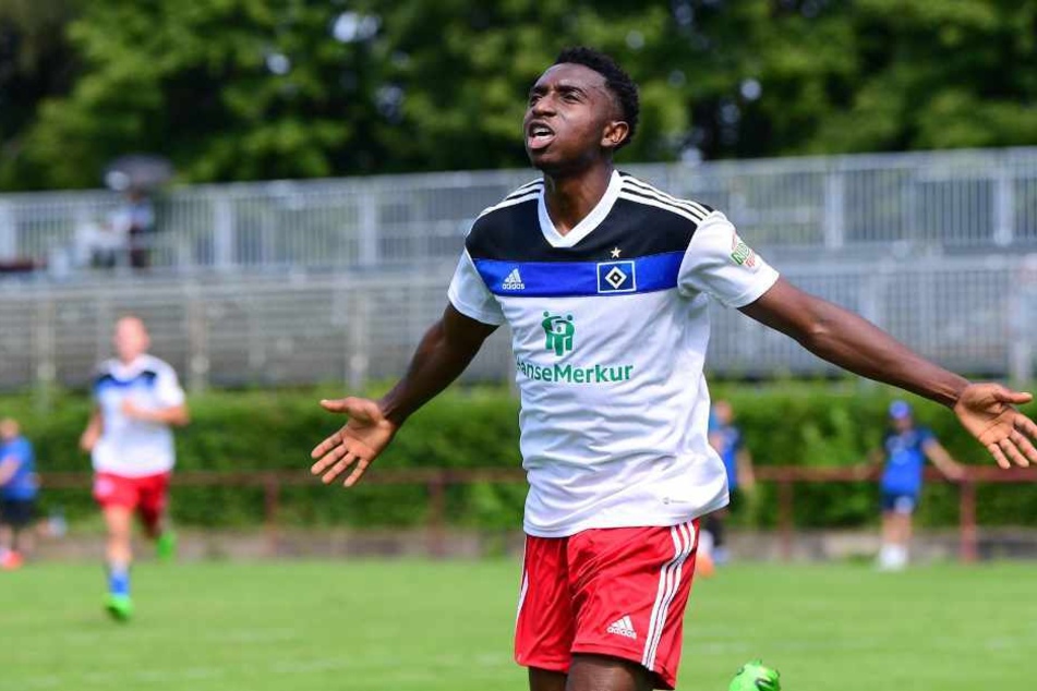 Moses Otuali (20) verlässt den Hamburger SV mit sofortiger Wirkung und jubelt künftig für die U23 von Borussia Dortmund.