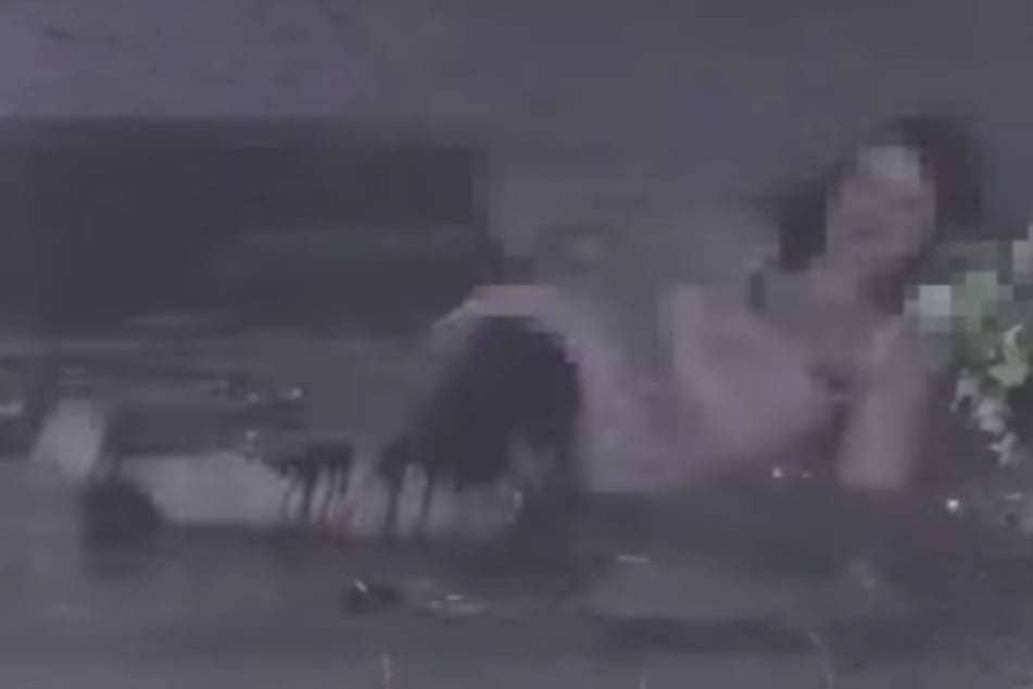 Szenen wie aus einem Musikvideo: Die Frau badete am frühen Morgen im Brunnen. Eine Aufnahme ihrer "Show" landete im Internet.