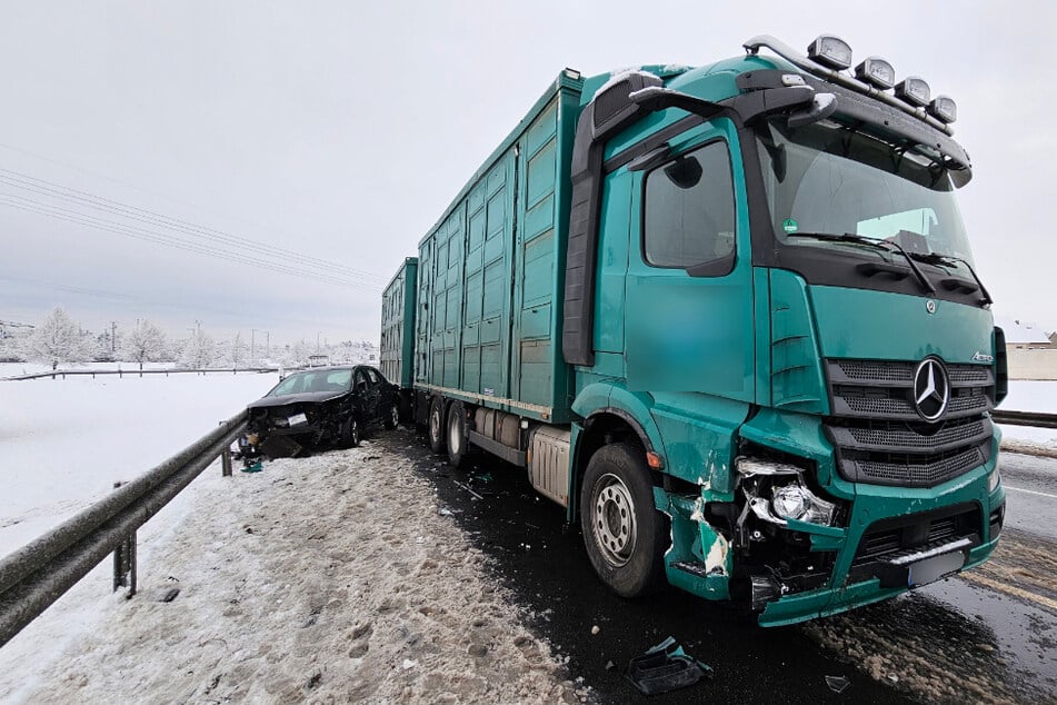 Auf der B87 in Eilenburg kam es am Mittwochmorgen zum Unfall zwischen einem Auto und einem Laster.