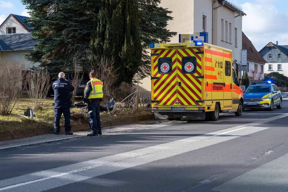 Polizei und Rettungsdienst an der Unfallstelle in Eibau.