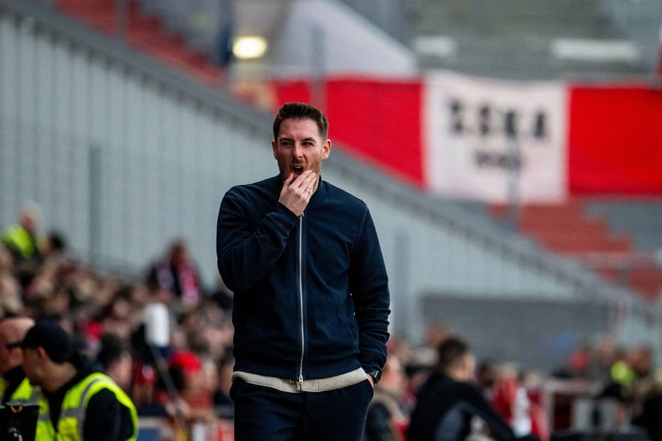 Tobias Strobl (38) und seine ´Verler fanden kaum Mittel, um Cottbus zu knacken. Nach dem Spiel bedankte er sich beim Gegner.