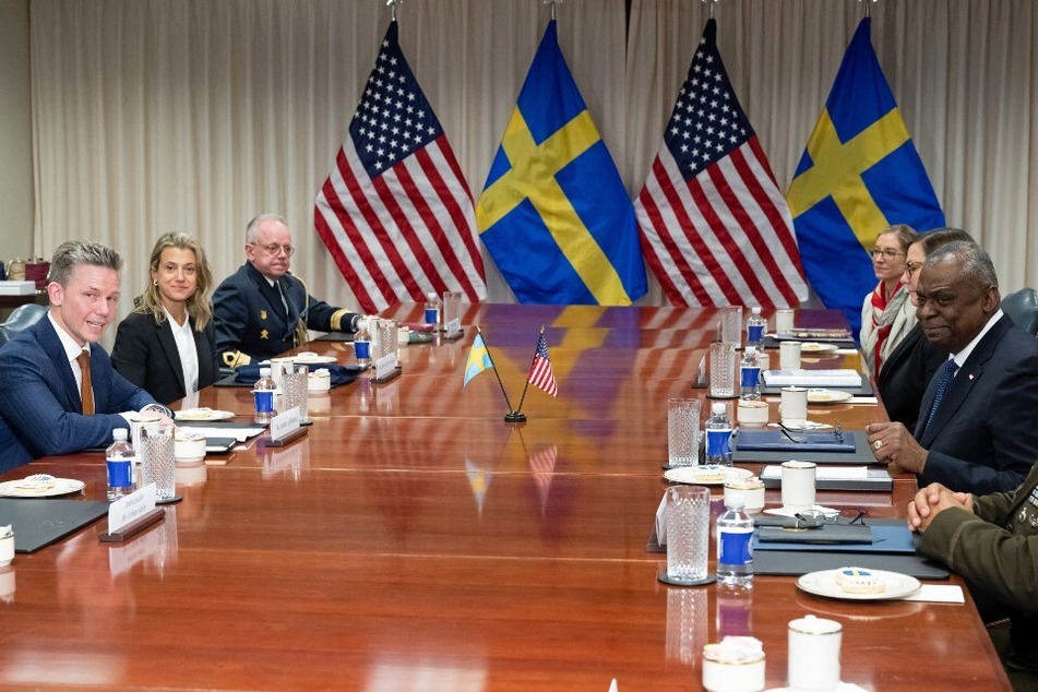 US Defense Secretary Lloyd Austin (r.) meets with Swedish Defense Minister Pal Jonson (l.) at the Pentagon in Washington DC on December 5, 2023.