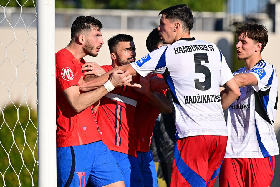 Der HSV hat ein teilweise hitziges Testspiel gegen Bukarest mit 1:2 verloren.