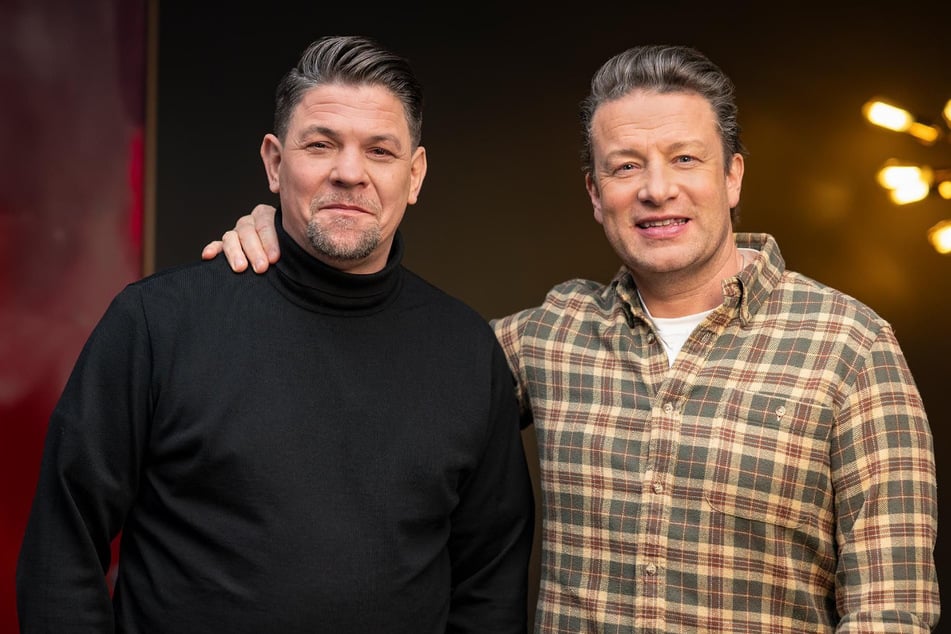 Tim Mälzer (54, l.) trifft in der VOX-Sendung "Kitchen Impossible" auf seinen Mentor Jamie Oliver (50).