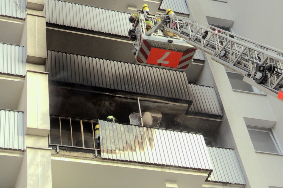 Zeugen schlagen Alarm: Schwarze Rauchwolke steigt von Düsseldorfer Balkon auf