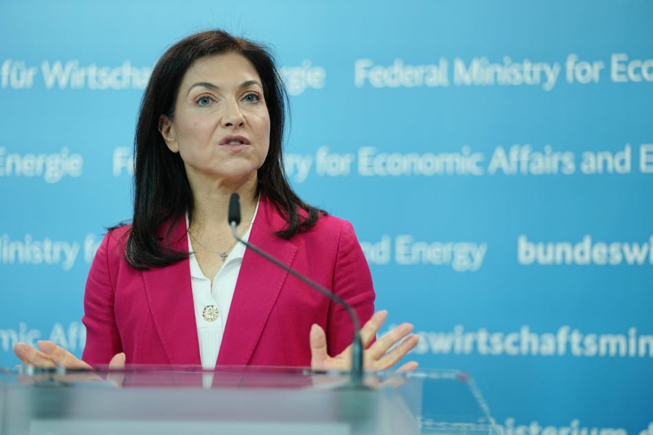 Ab dem 1. Mai gilt der Tankrabatt. Ministerin Katherina Reiche (52) sieht die Mineralölwirtschaft am Zug.