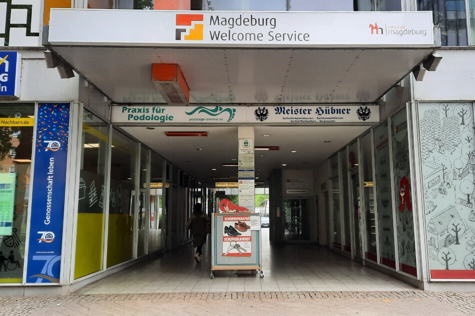 Der Welcome Service begrüßt zugezogene Fachkräfte zentral zwischen Magdeburger Wohnungsgenossenschaft, Apotheke und Schuster.