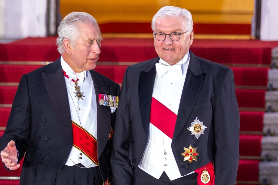 König Charles III. (74, l) und Bundespräsident Frank-Walter Steinmeier (67, SPD) während des Staatsbanketts vor dem Schloss Bellevue Ende März. Steinmeier wird an der Krönung von Charles III. teilnehmen.