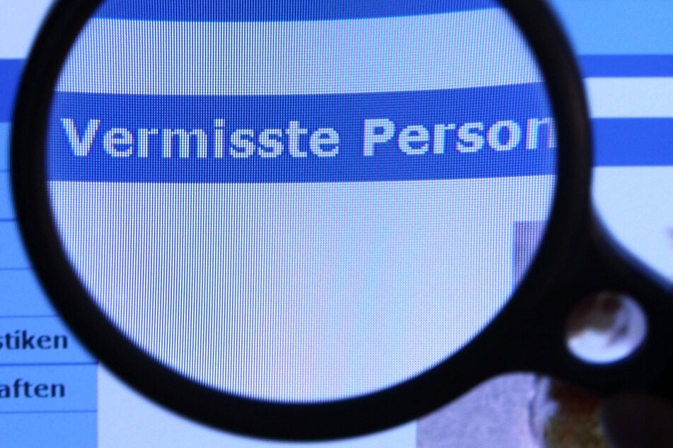 Hinter einer Lupe ist der Schriftzug "Vermisste Person" zu sehen.