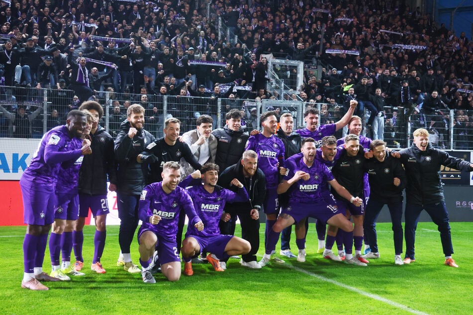 So sehen Finalisten aus: Der FC Erzgebirge Aue gewann am Mittwochabend gegen den Chemnitzer FC mit 2:0.
