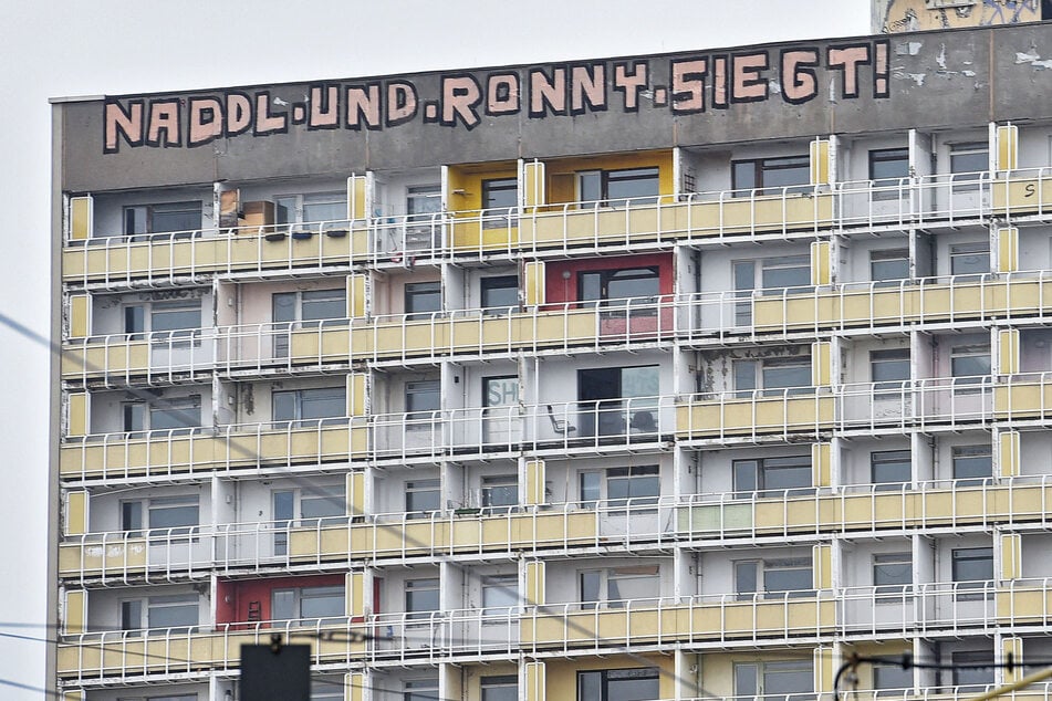Der "Naddl und Ronny"-Schriftzug auf dem Hochhaus spielte auf eine alte Parteiparole an, ist mittlerweile aber nicht mehr zu sehen.