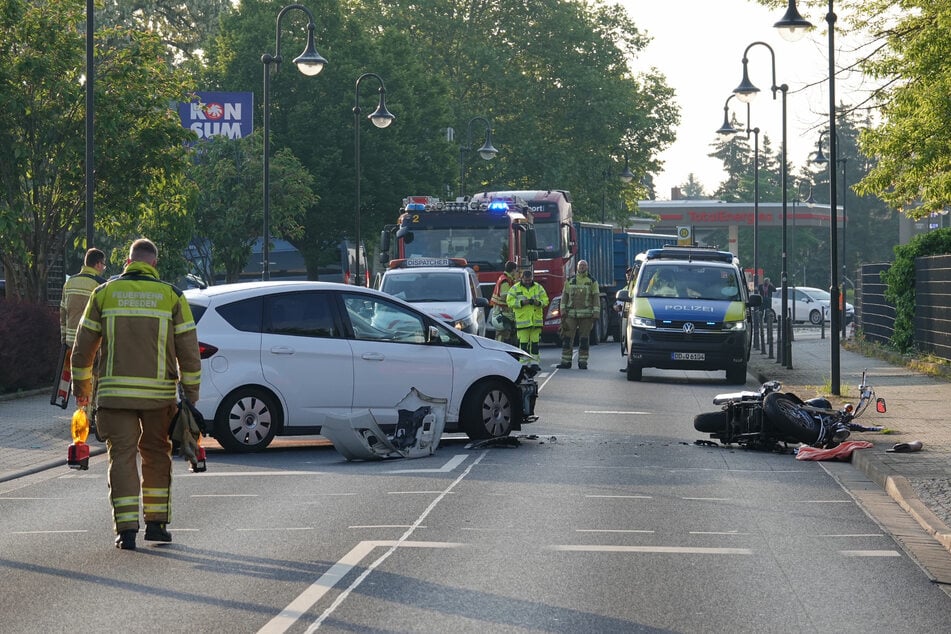 Sperrung nach Unfall: Im Dresdner Ortsteil Cossebaude sind ein Auto und ein Motorrad kollidiert.