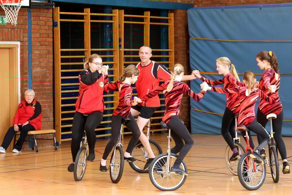 Hier wird auf dem Einrad geübt.