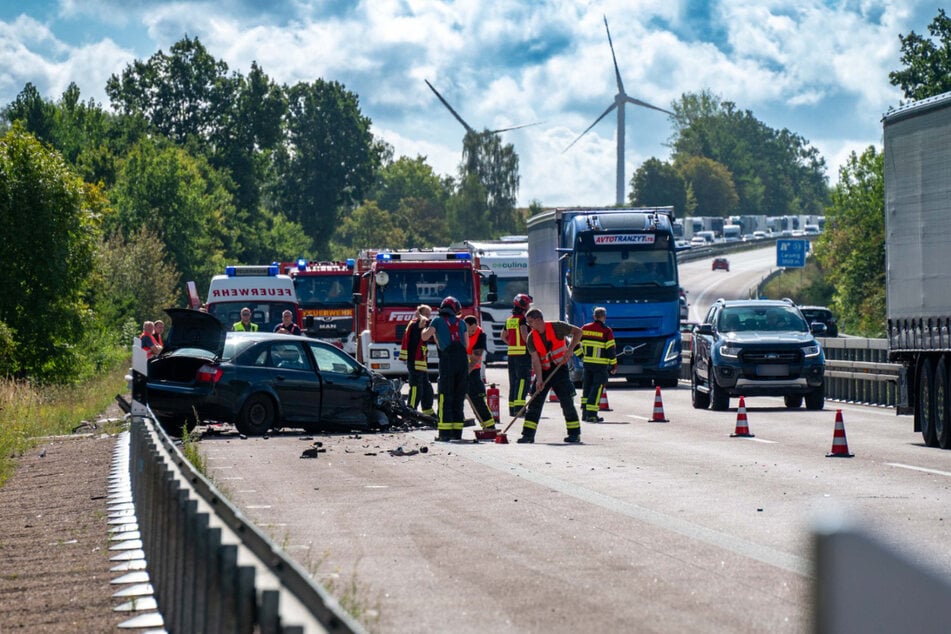 Autoteile lagen auf der Fahrbahn verstreut herum, die Feuerwehr musste aufräumen.