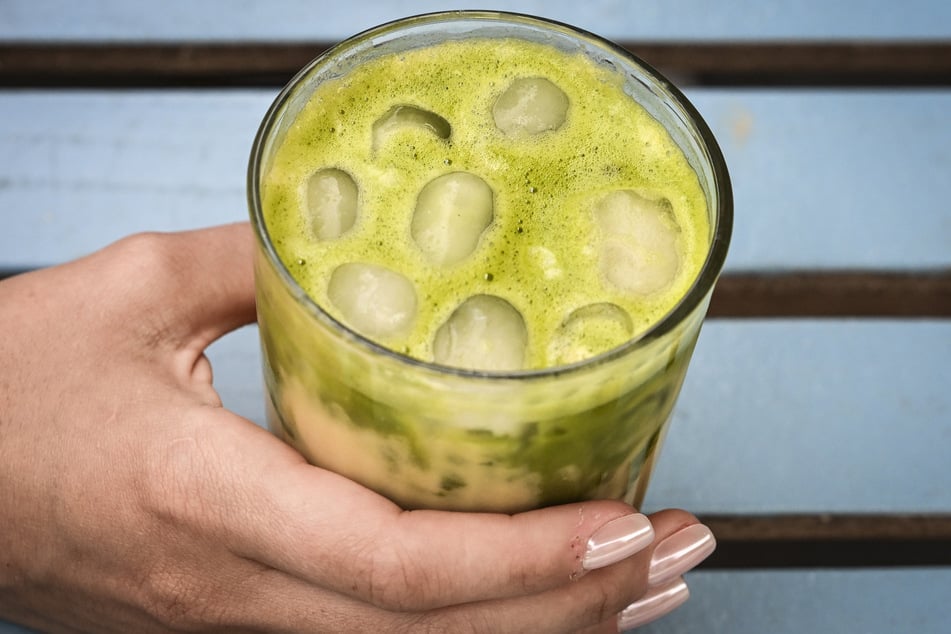 Die grünen Getränke schmecken nicht nur gut, sondern sehen auch noch sehr fotogen aus. Für viele ist der "Iced Matcha Latte" schon ein fester Bestandteil des Alltags.