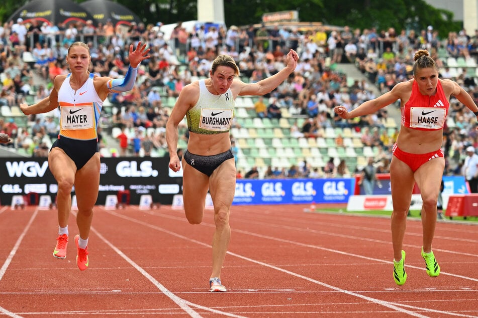Lisa Mayer (30), Alexandra Burghardt (32) und Rebekka Haase (33, v.l.) beim Zieleinlauf 2025 beim Goldenen Oval.