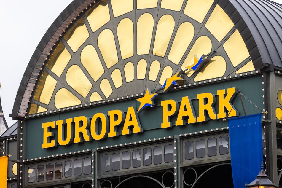 Der Schriftzug des Europa-Parks ist am Haupteingang des Freizeitparks zu sehen.