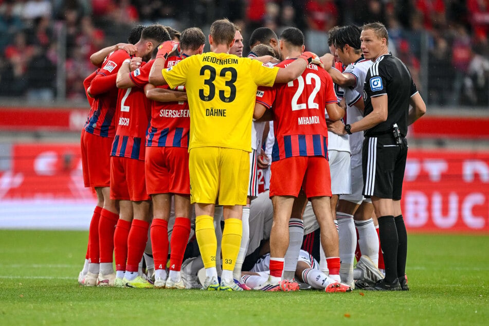 Erneut ist Bayern-Liebling Musiala zusammengebrochen. Spieler beider Mannschaften bildeten einen Sichtschutz um den Nationalspieler.