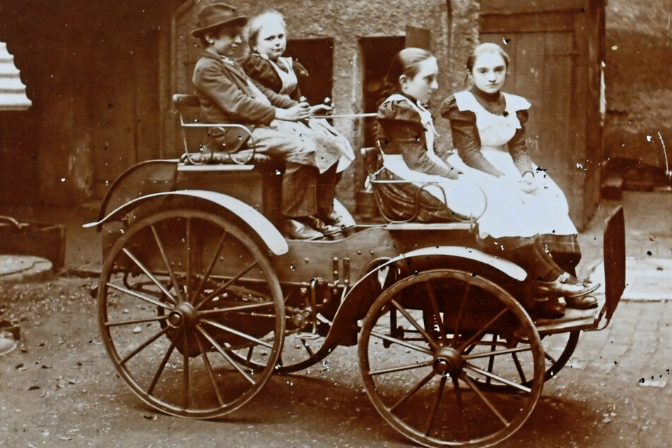 1895: Probefahrt mit dem ersten Mobil aus der Hand von Louis Tuchscherer.